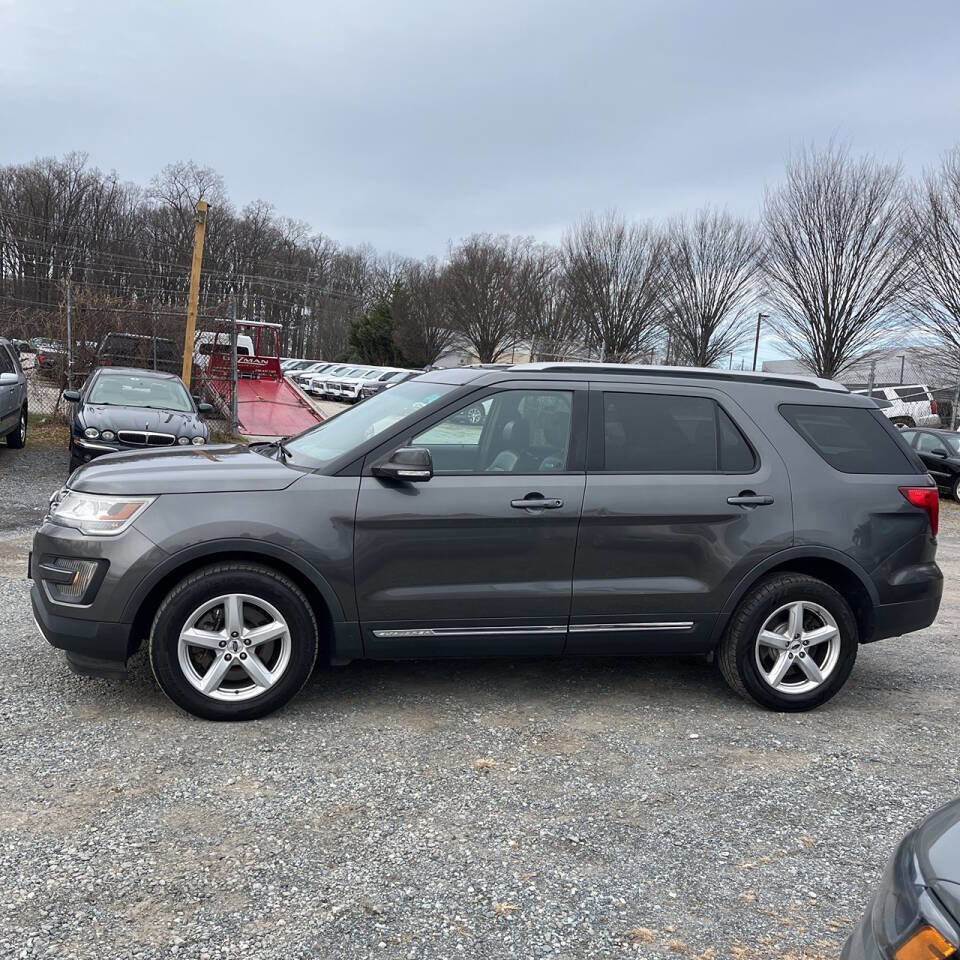Used 2016 Ford Explorer XLT w/ Equipment Group 202A AWD/4WD image 2