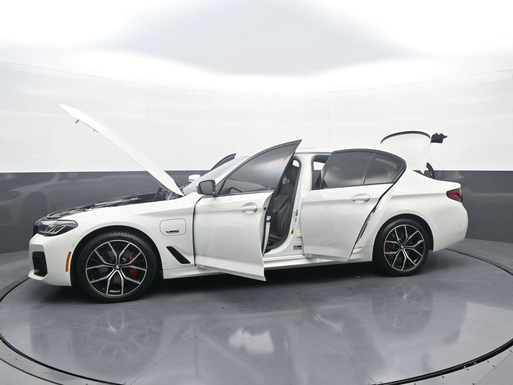 Used 2023 BMW 530e xDrive w/ Premium Package image 42