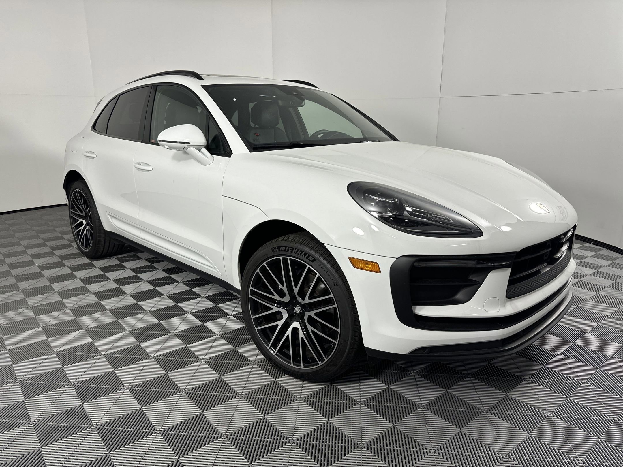 Certified 2025 Porsche Macan image 7