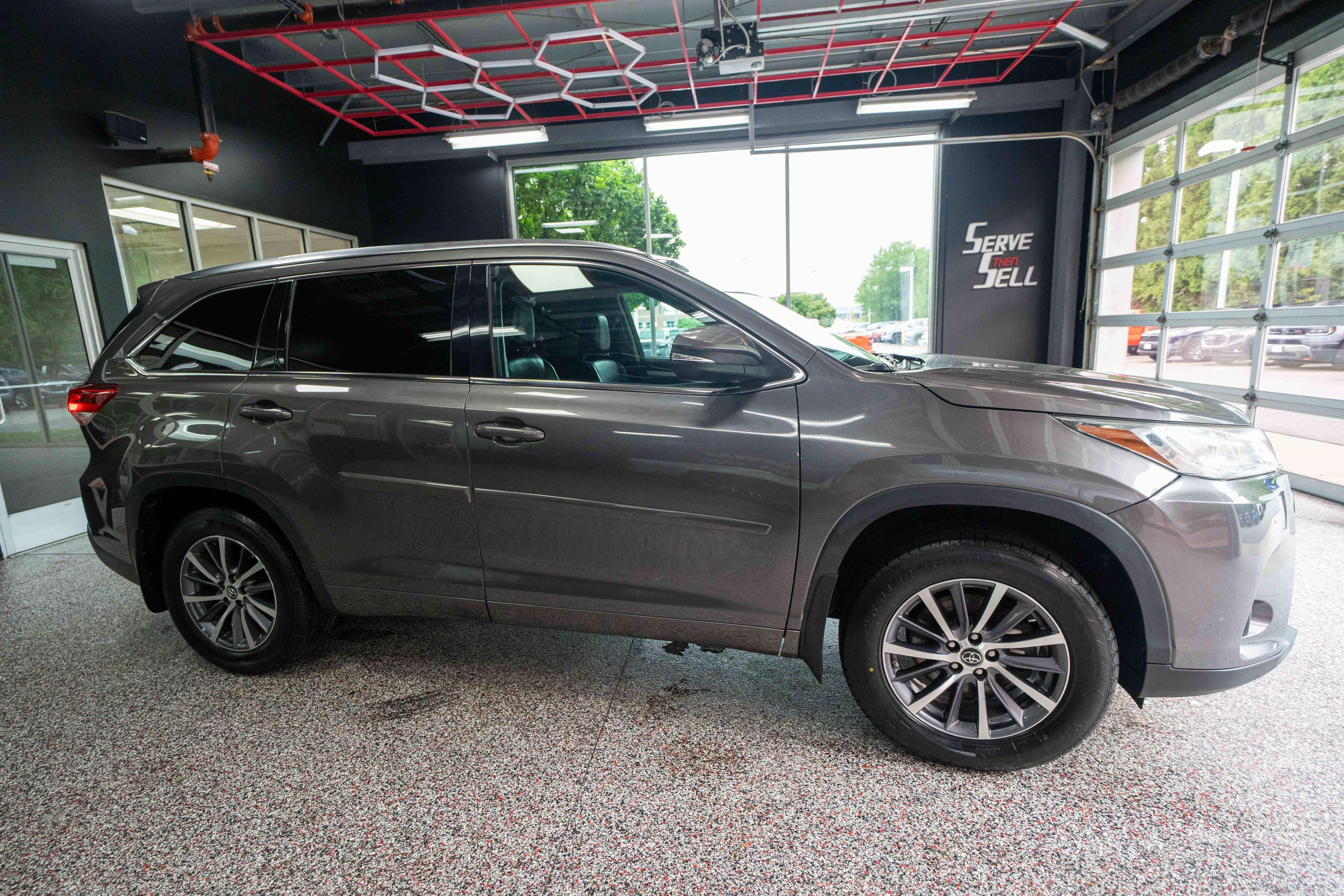 Used 2017 Toyota Highlander XLE AWD/4WD image 5