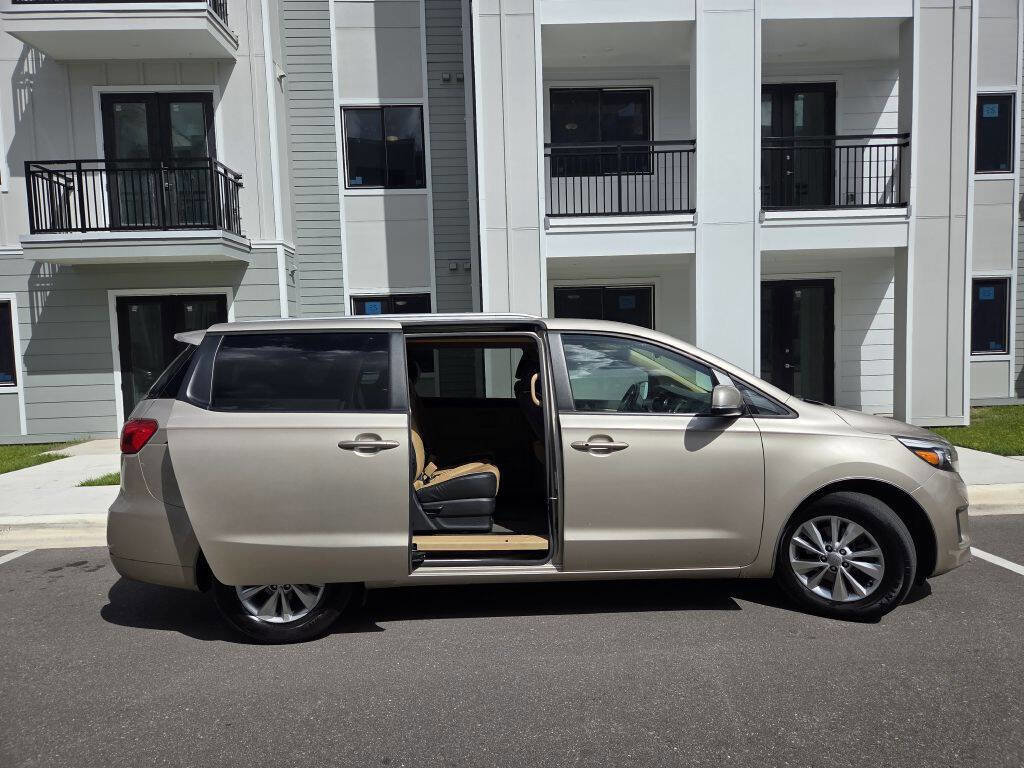 Used 2017 Kia Sedona LX w/ LX Essentials Premium Package image 6