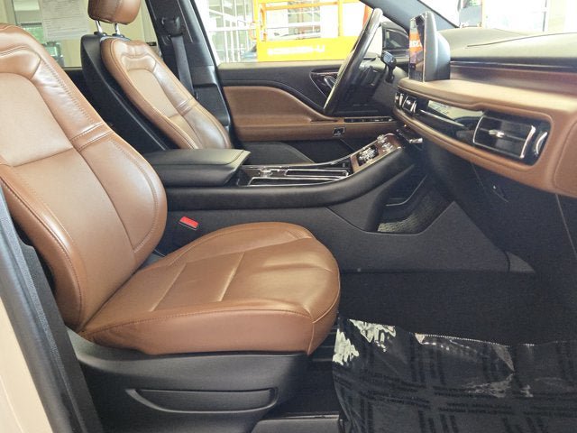 Used 2022 Lincoln Aviator Reserve AWD/4WD image 3