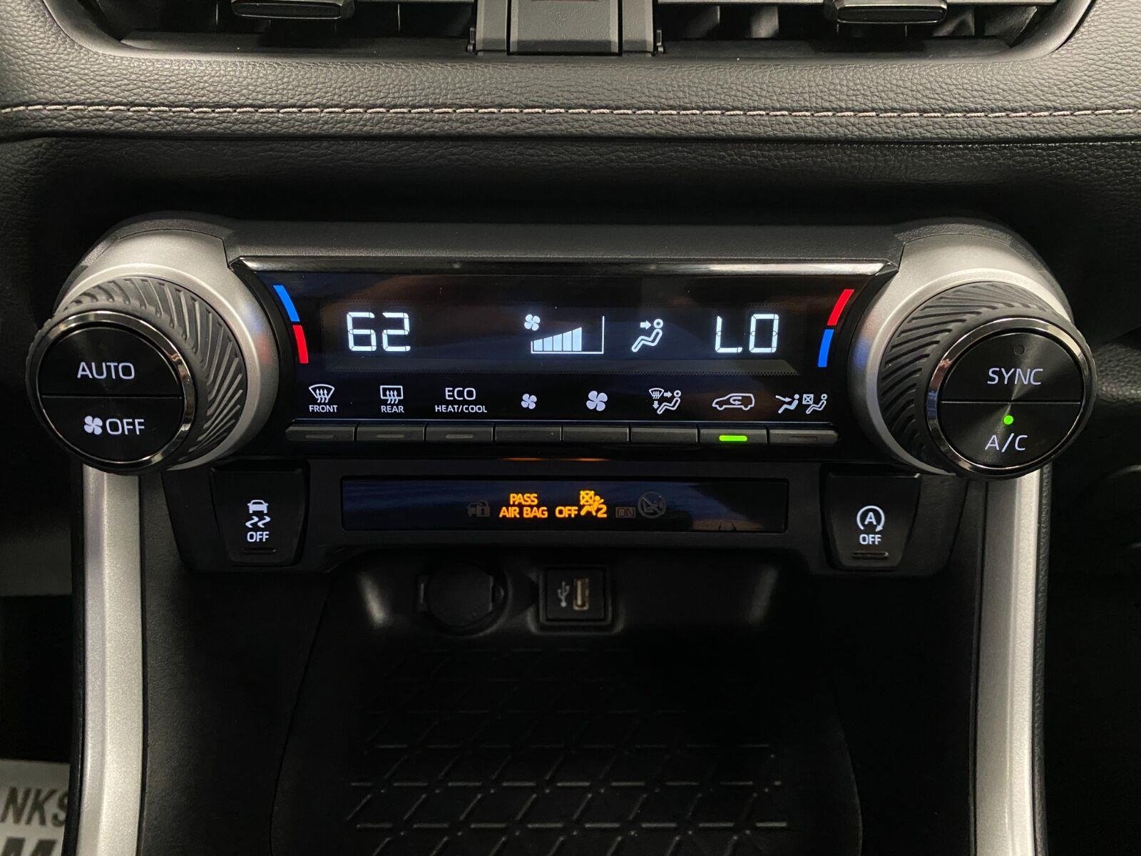 Used 2025 Toyota RAV4 XLE AWD/4WD image 23