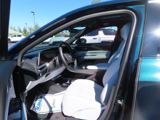 Certified 2026 Cadillac Lyriq Premium Luxury w/ LPO, Floor Liner Package AWD/4WD image 13