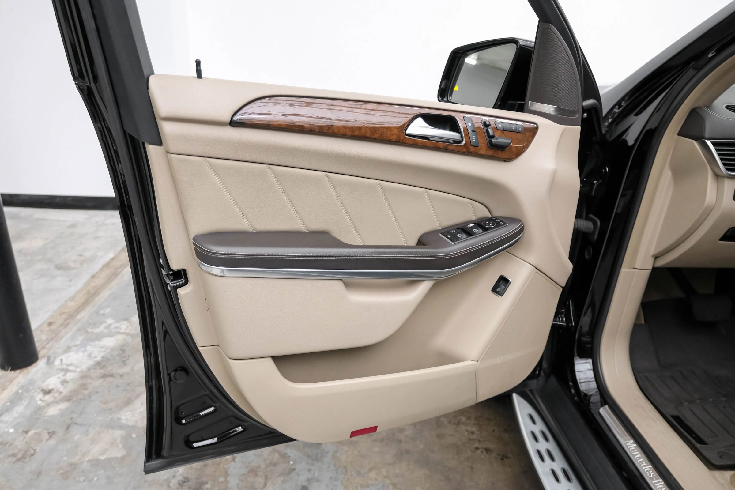 Used 2015 Mercedes-Benz GL 550 4MATIC image 34