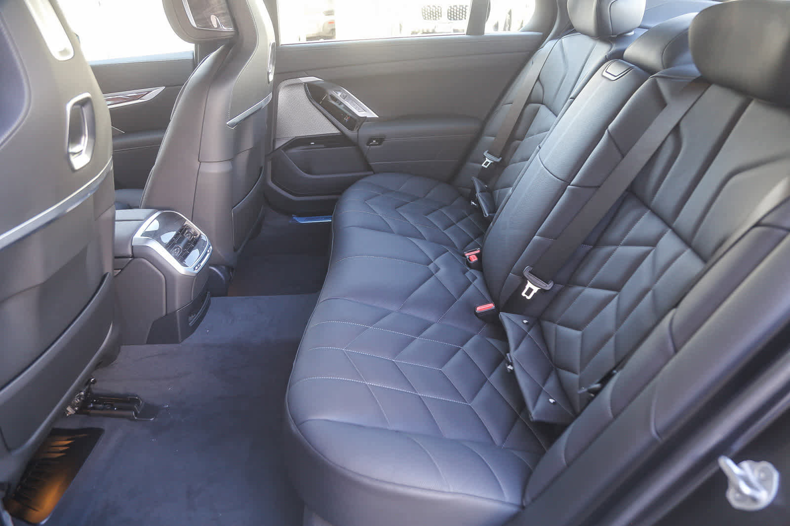 New 2026 BMW 760i xDrive w/ Premium Package image 15