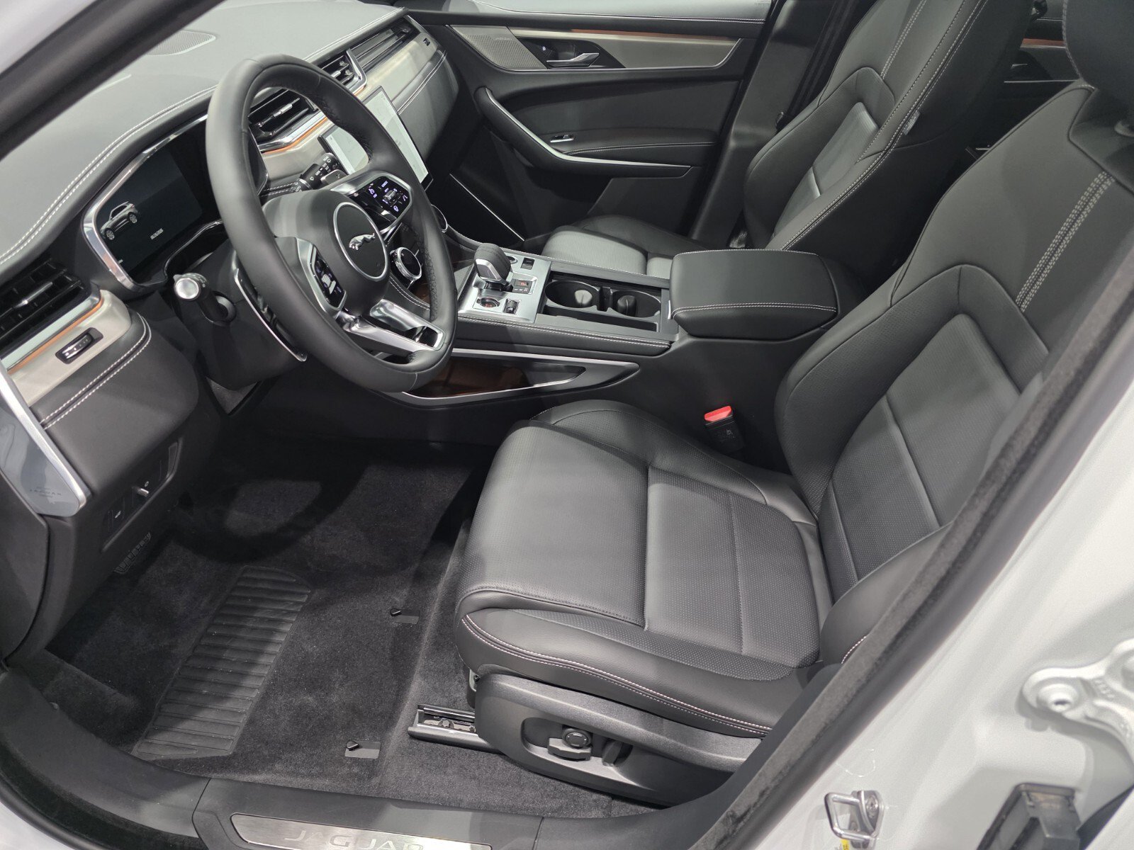 New 2026 Jaguar F-PACE R-Dynamic S AWD/4WD image 6