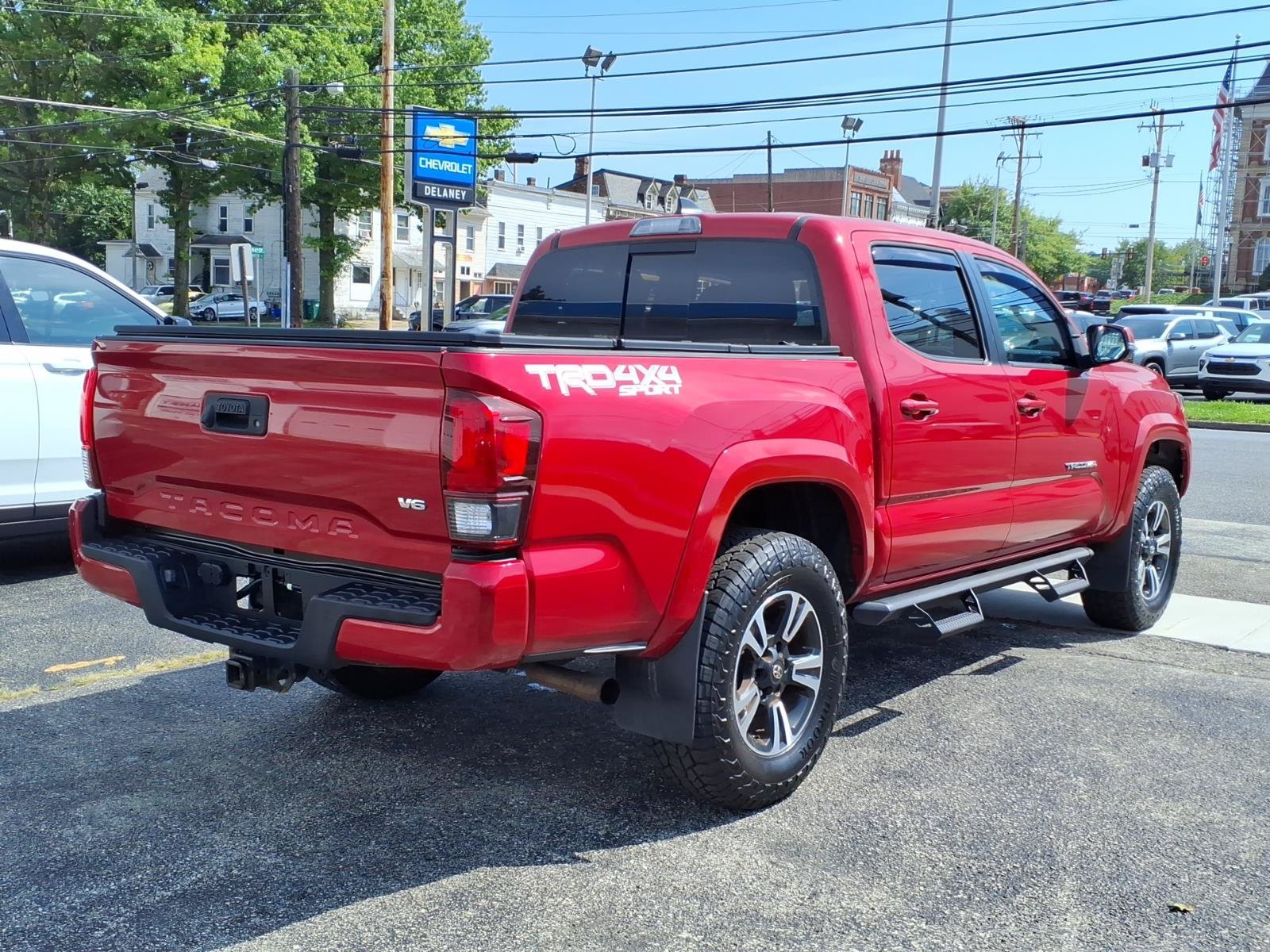 Used 2018 Toyota Tacoma TRD Sport AWD/4WD image 4