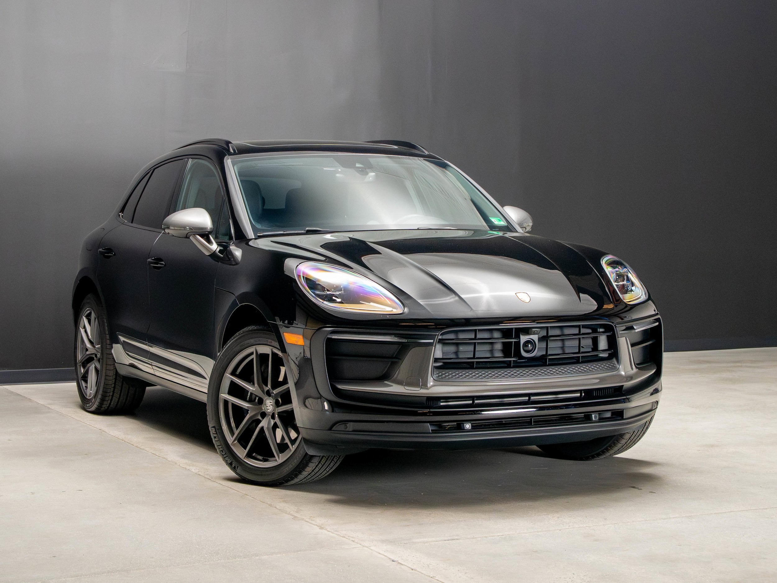 Certified 2025 Porsche Macan Turbo image 9