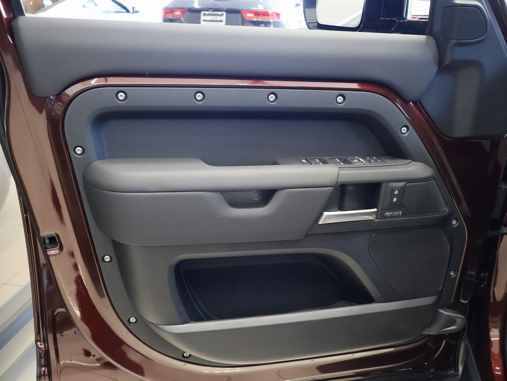 New 2025 Land Rover Defender 130 X-Dynamic SE image 19