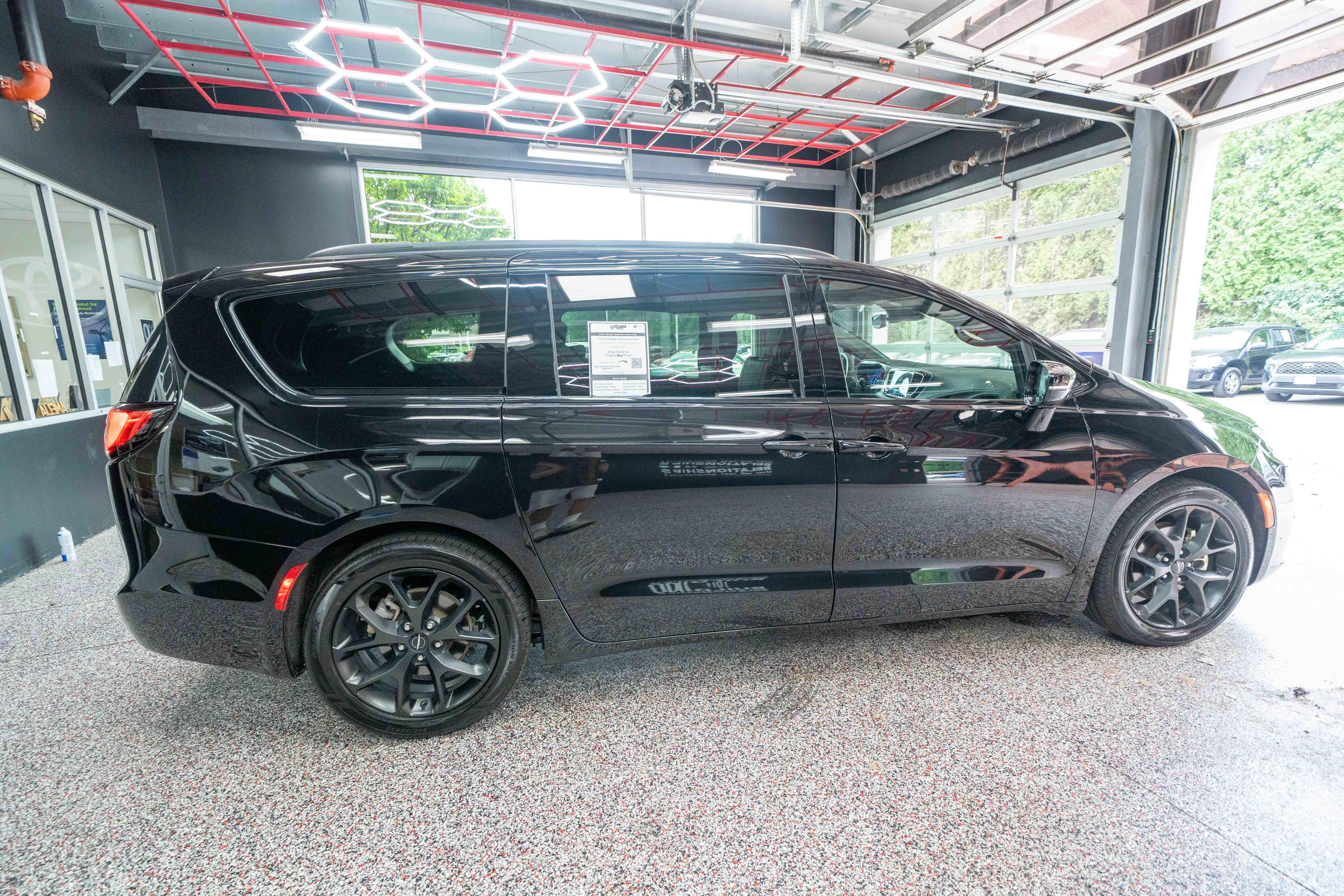 Used 2025 Chrysler Pacifica Limited FWD image 4