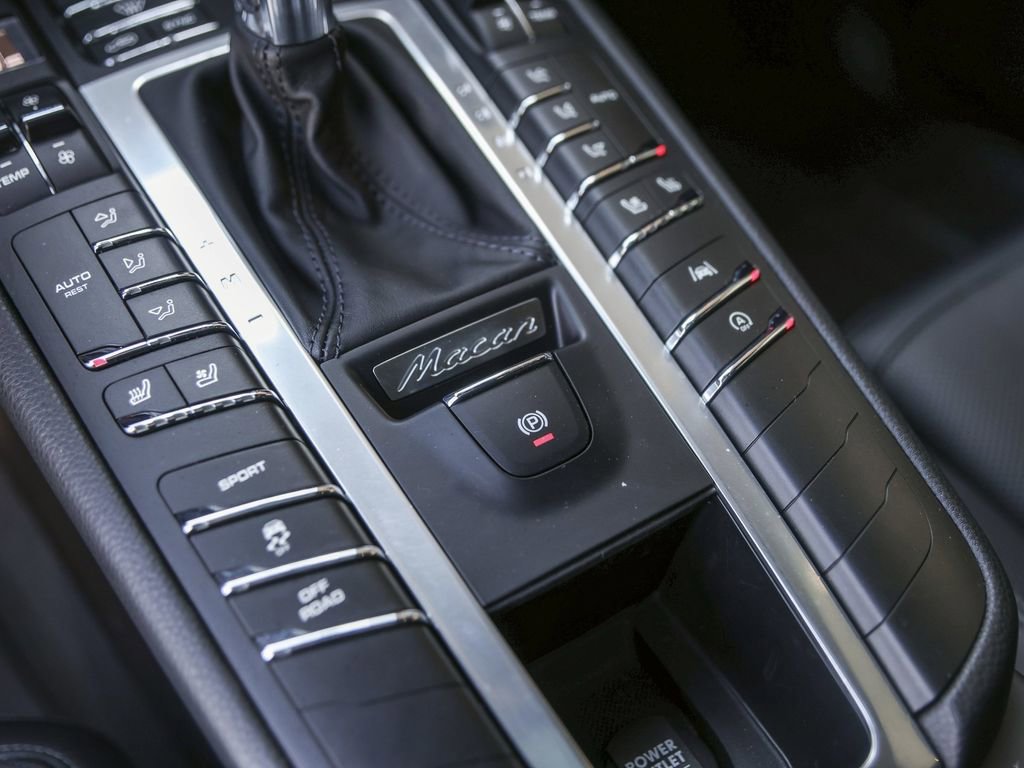 Certified 2021 Porsche Macan image 30