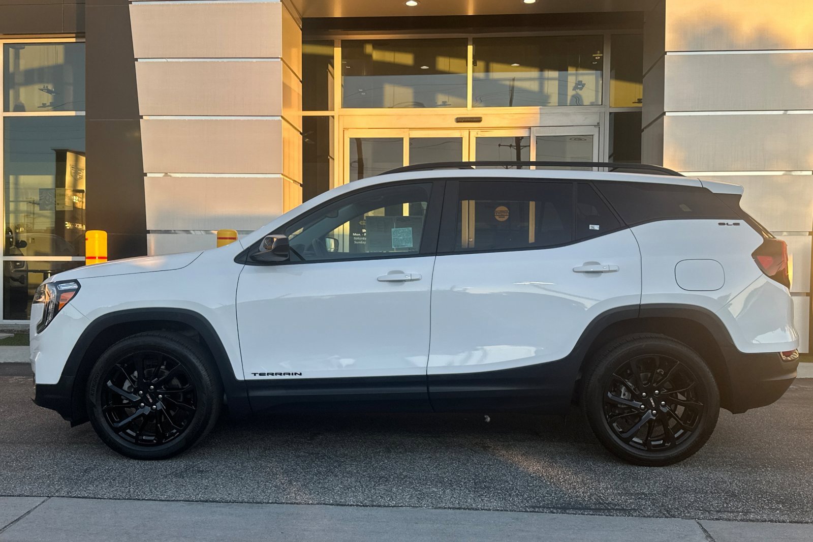 Used 2024 GMC Terrain SLE w/ Elevation Edition image 7