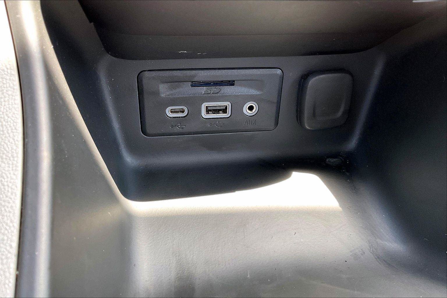 Used 2024 GMC Terrain SLT AWD/4WD image 30
