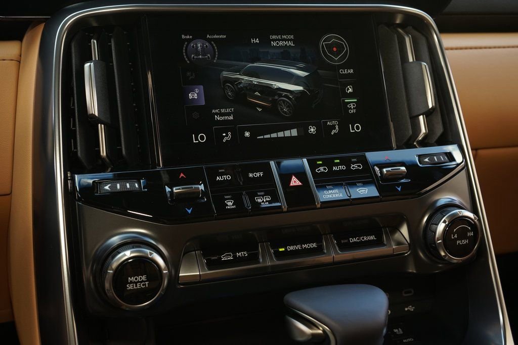 Used 2026 Lexus LX 600 4WD w/ Accessory Package (2T) image 18