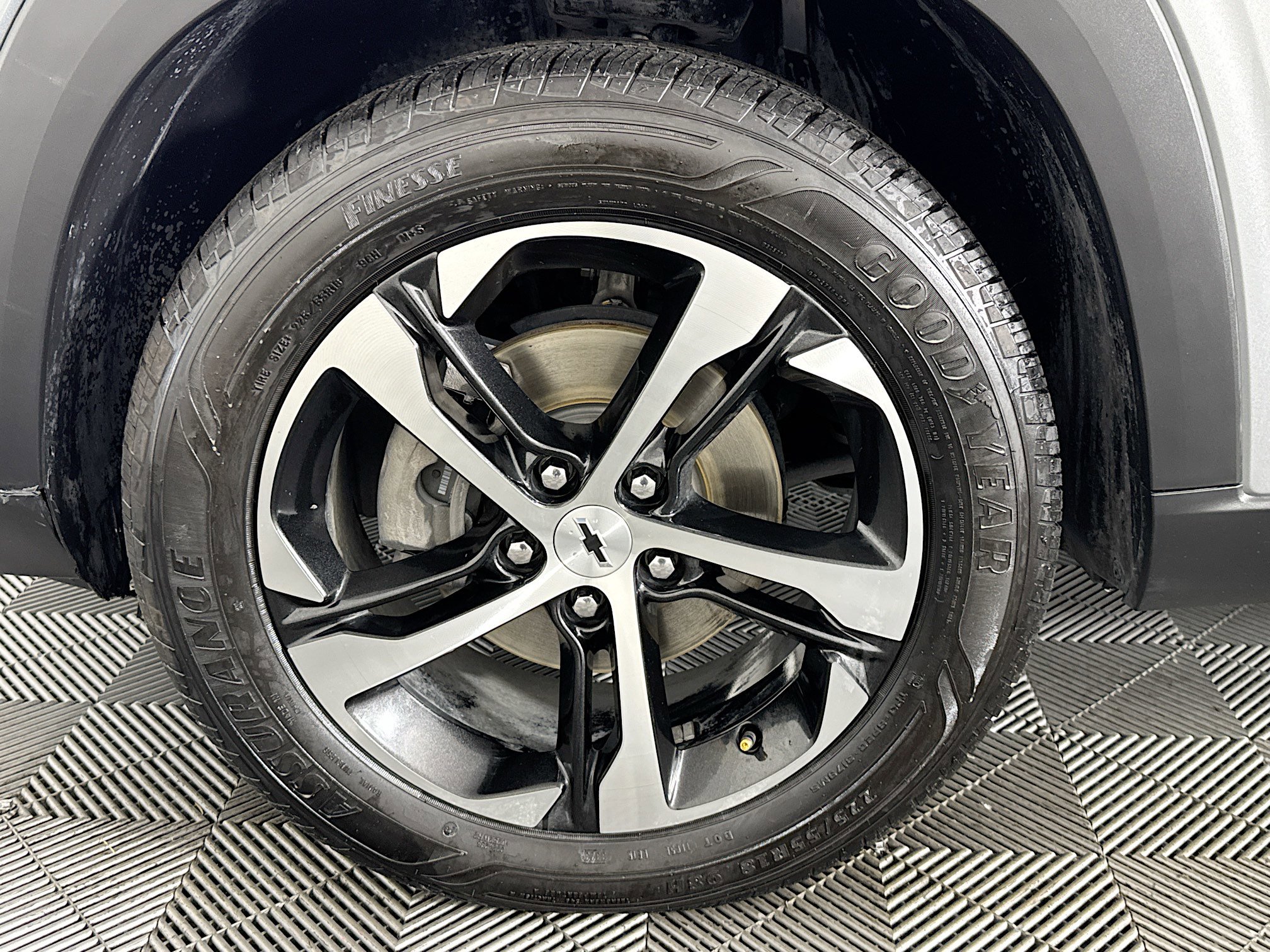 Used 2024 Chevrolet Trax RS w/ Sunroof Package FWD image 36