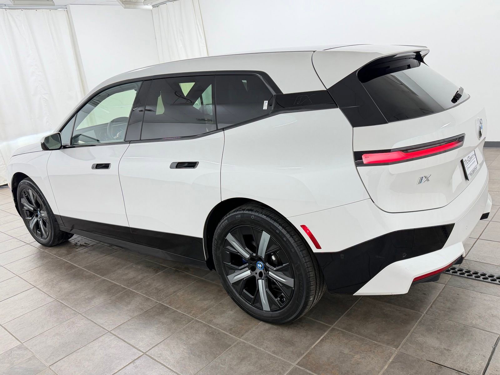 Used 2024 BMW iX xDrive50 w/ Premium Package AWD/4WD image 3