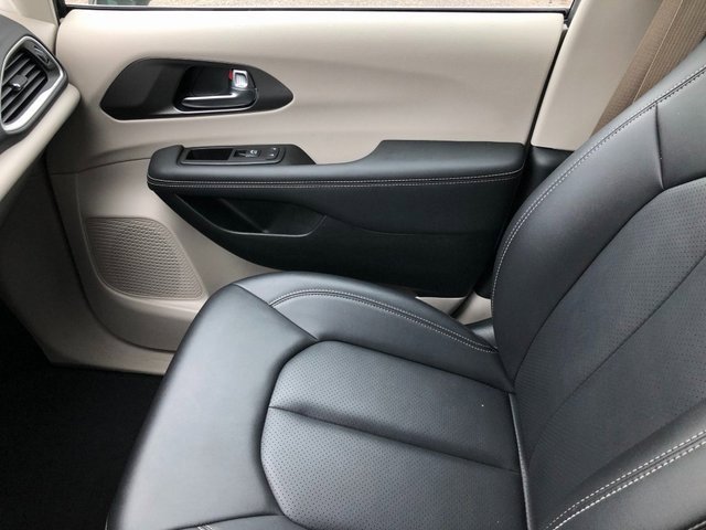 Used 2024 Chrysler Pacifica Touring-L image 11