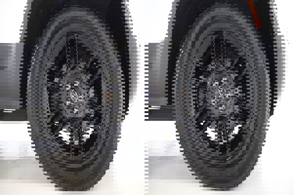 Used 2025 Land Rover Defender 110 S image 79