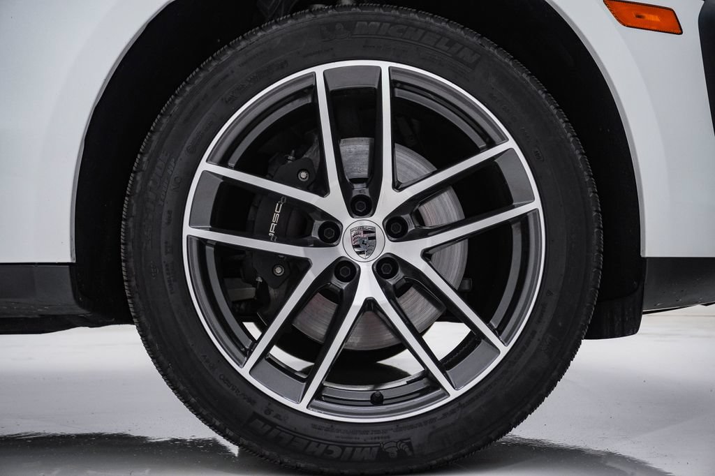 Certified 2025 Porsche Macan AWD/4WD image 9