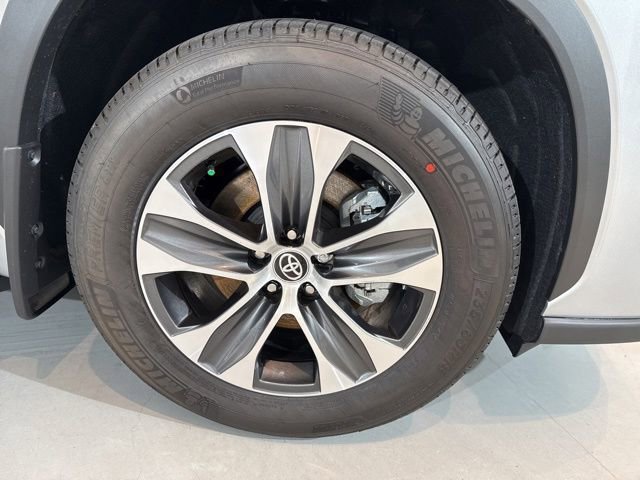 New 2025 Toyota Highlander XLE image 16