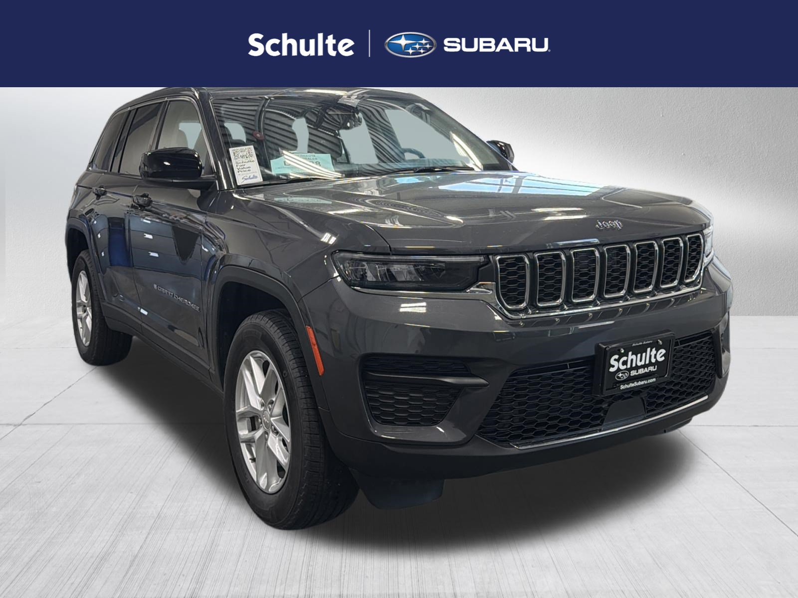 Used 2023 Jeep Grand Cherokee Laredo AWD/4WD image 1