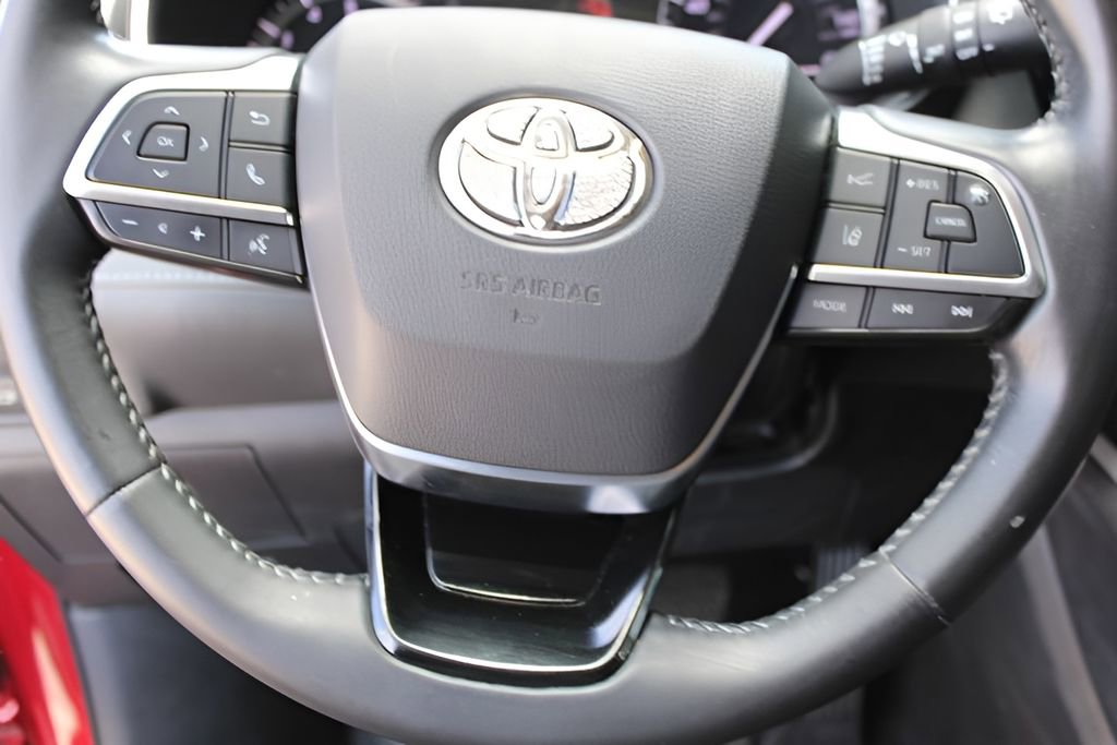 Used 2021 Toyota Highlander XLE AWD/4WD image 13