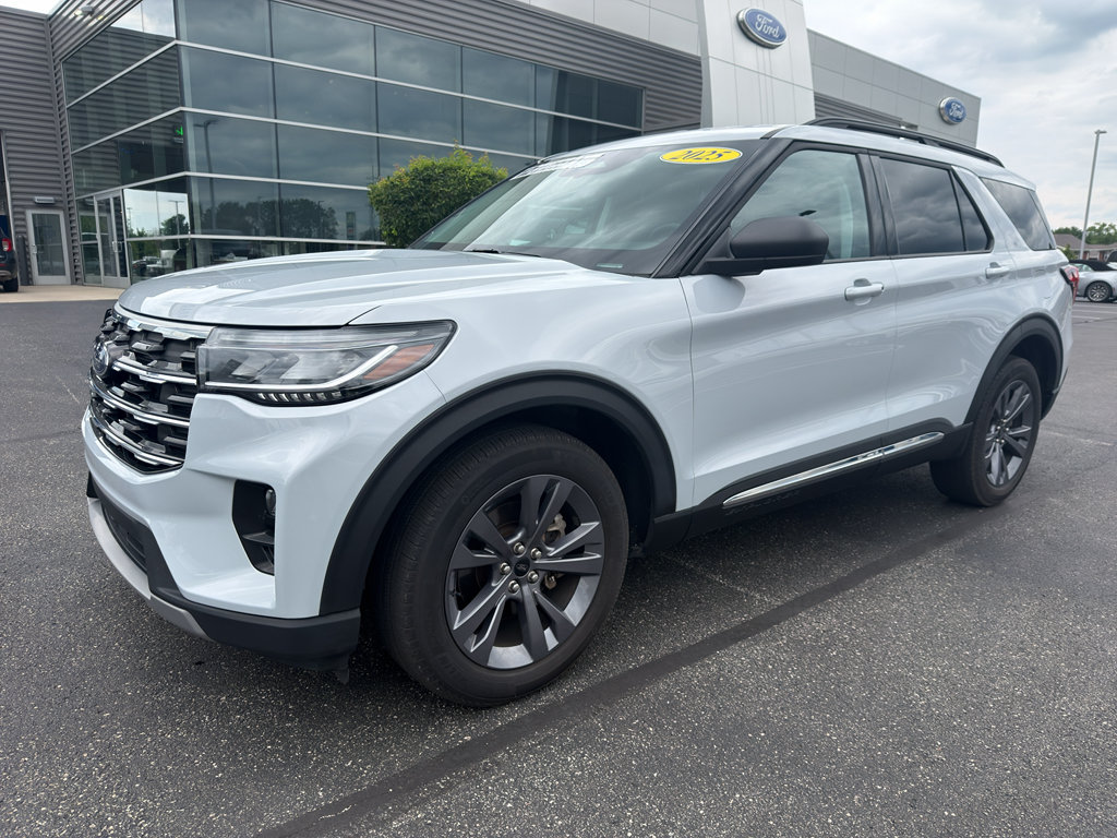 Used 2025 Ford Explorer Active w/ Active Comfort Package AWD/4WD image 2