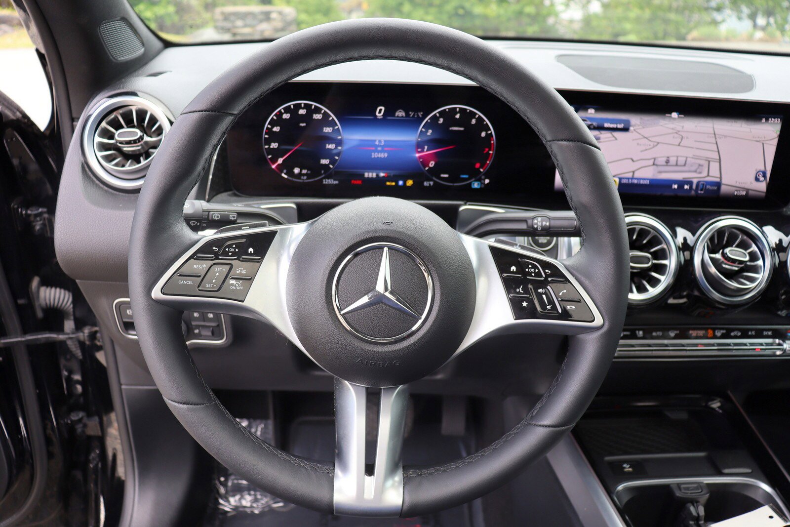 Used 2024 Mercedes-Benz GLB 250 w/ Driver Assistance Package image 28
