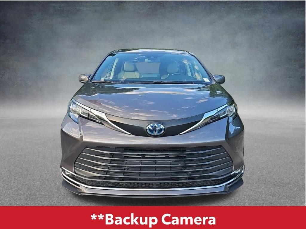 Used 2023 Toyota Sienna XLE FWD image 5