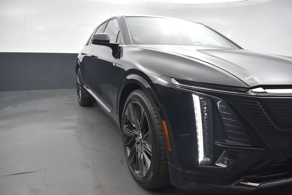 New 2026 Cadillac Lyriq Signature Sport w/ LPO, Floor Liner Package AWD/4WD image 37