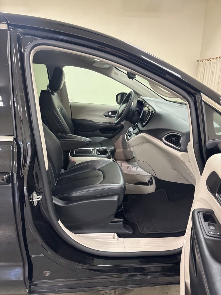 Used 2024 Chrysler Pacifica Touring-L FWD image 28