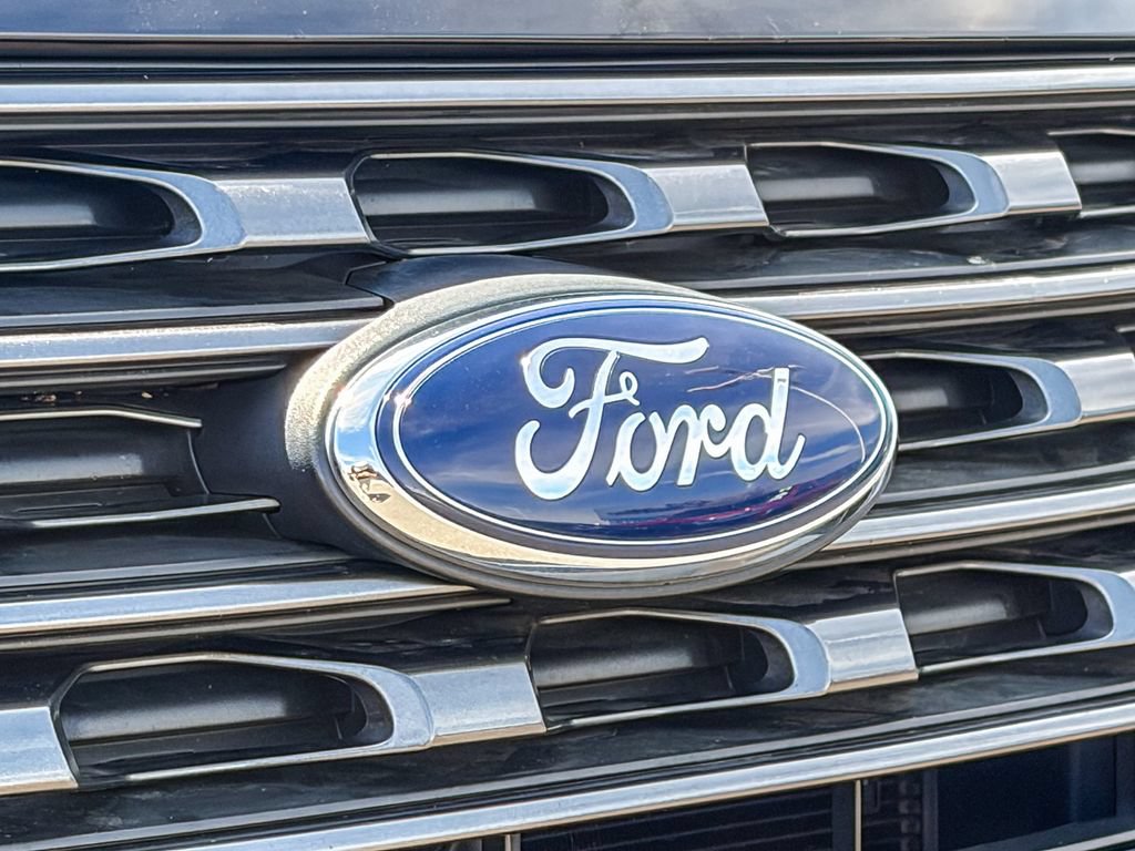 Used 2017 Ford Explorer XLT w/ Equipment Group 202A FWD image 13
