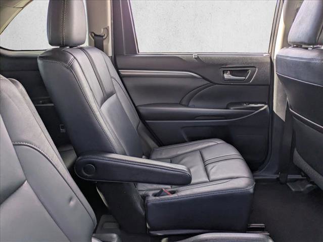 Used 2017 Toyota Highlander SE image 23