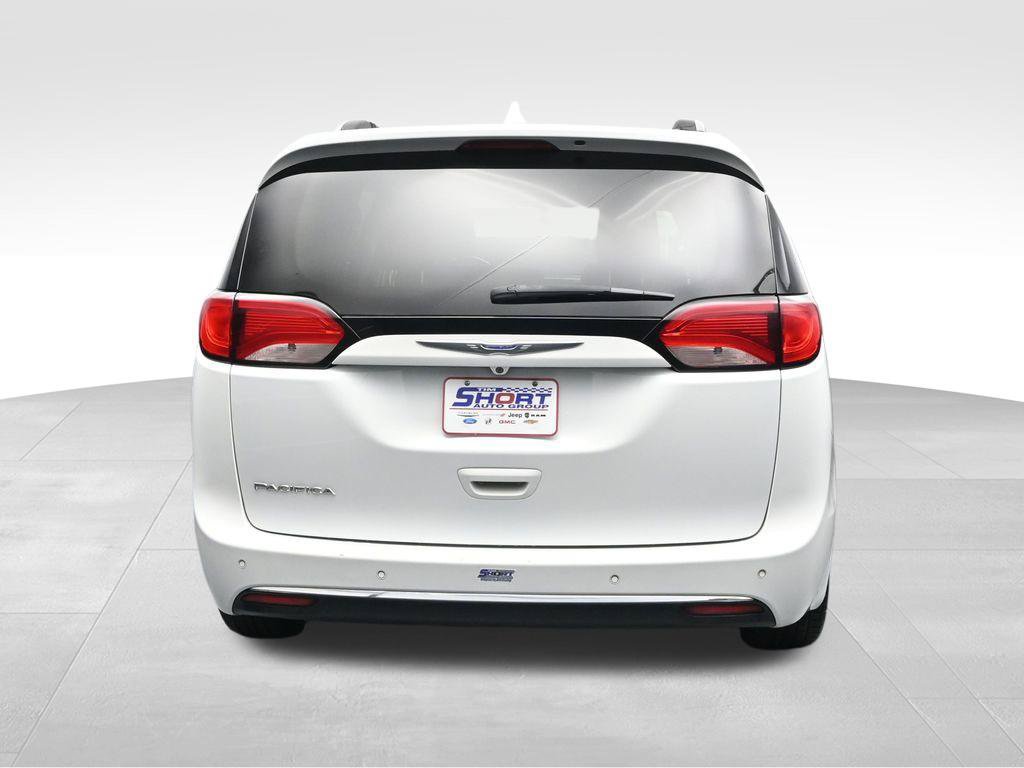 Used 2019 Chrysler Pacifica Touring-L FWD image 4