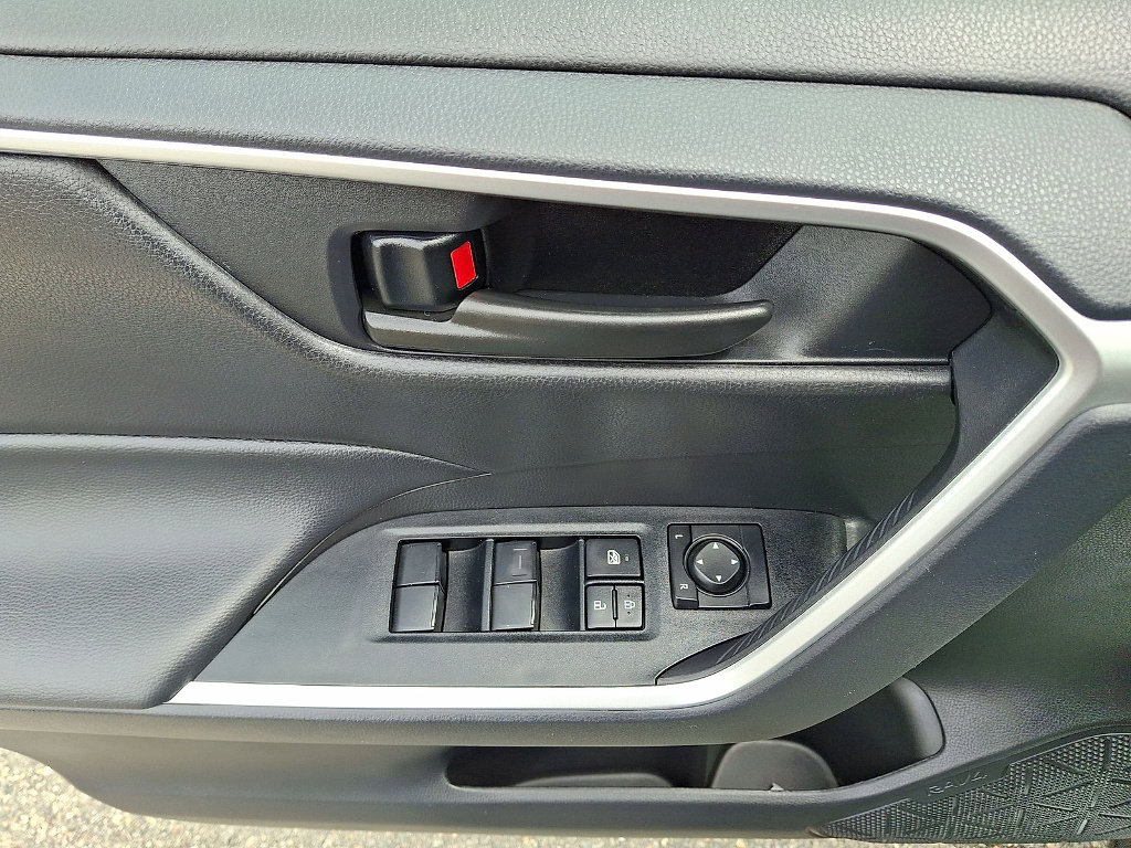 Used 2024 Toyota RAV4 LE AWD/4WD image 10