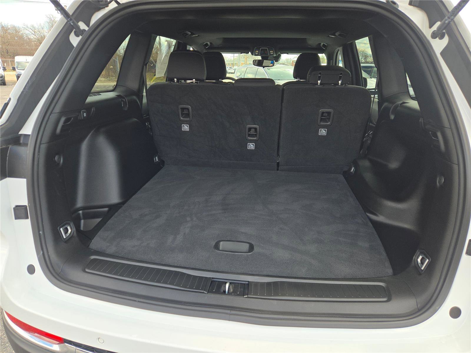 Certified 2024 Jeep Grand Cherokee Laredo X image 21