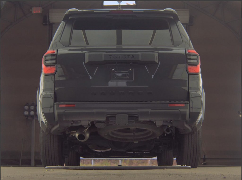 Used 2025 Toyota 4Runner SR5 AWD/4WD image 11