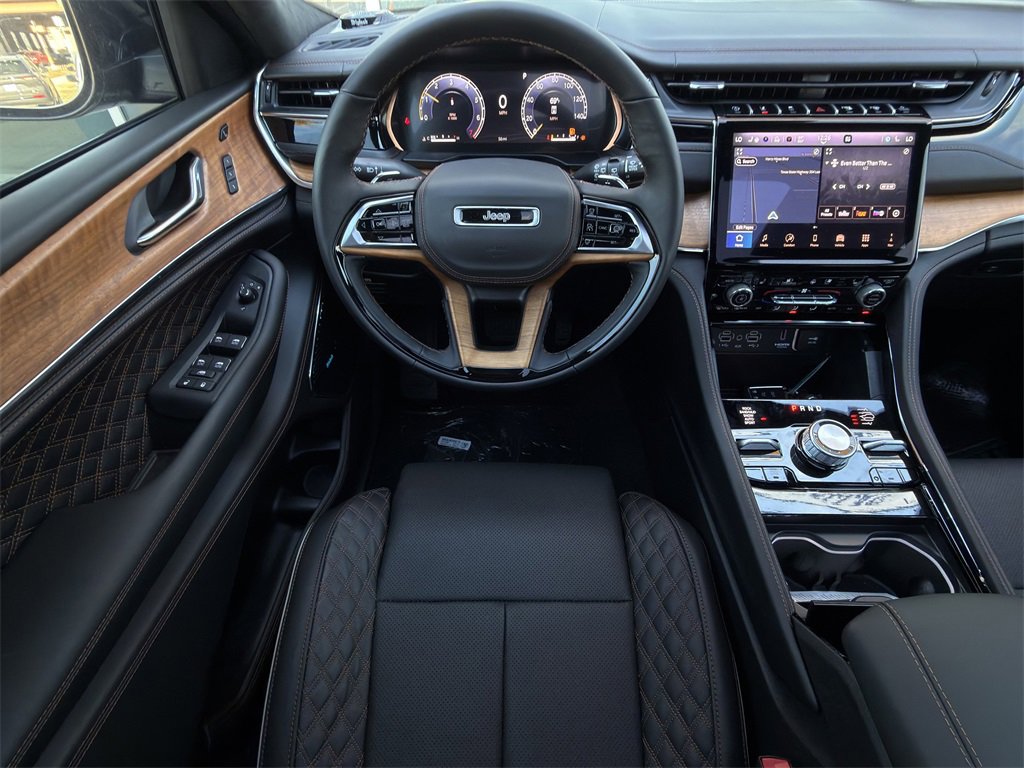 New 2025 Jeep Grand Cherokee Summit image 9