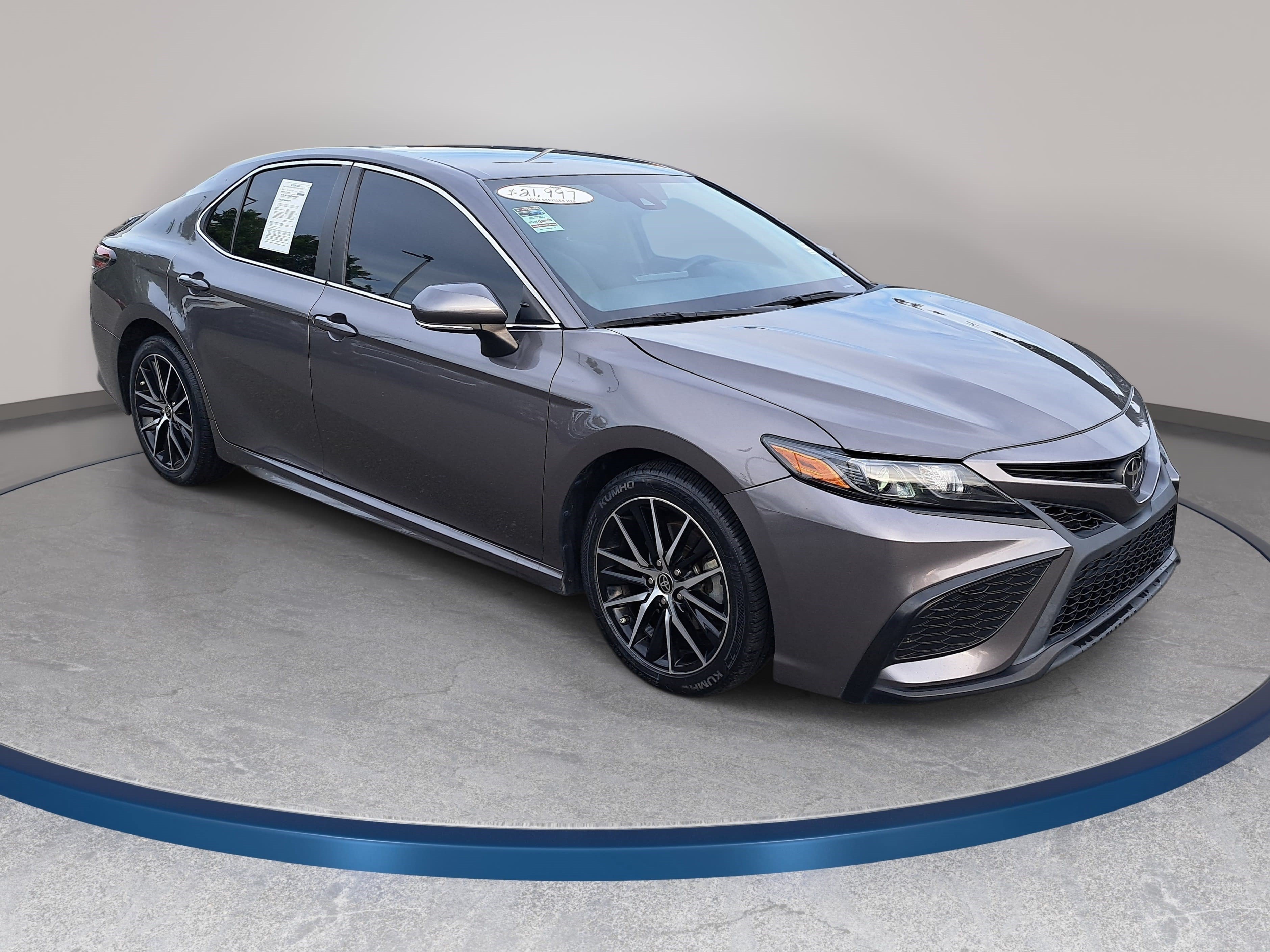 Used 2022 Toyota Camry SE FWD image 3