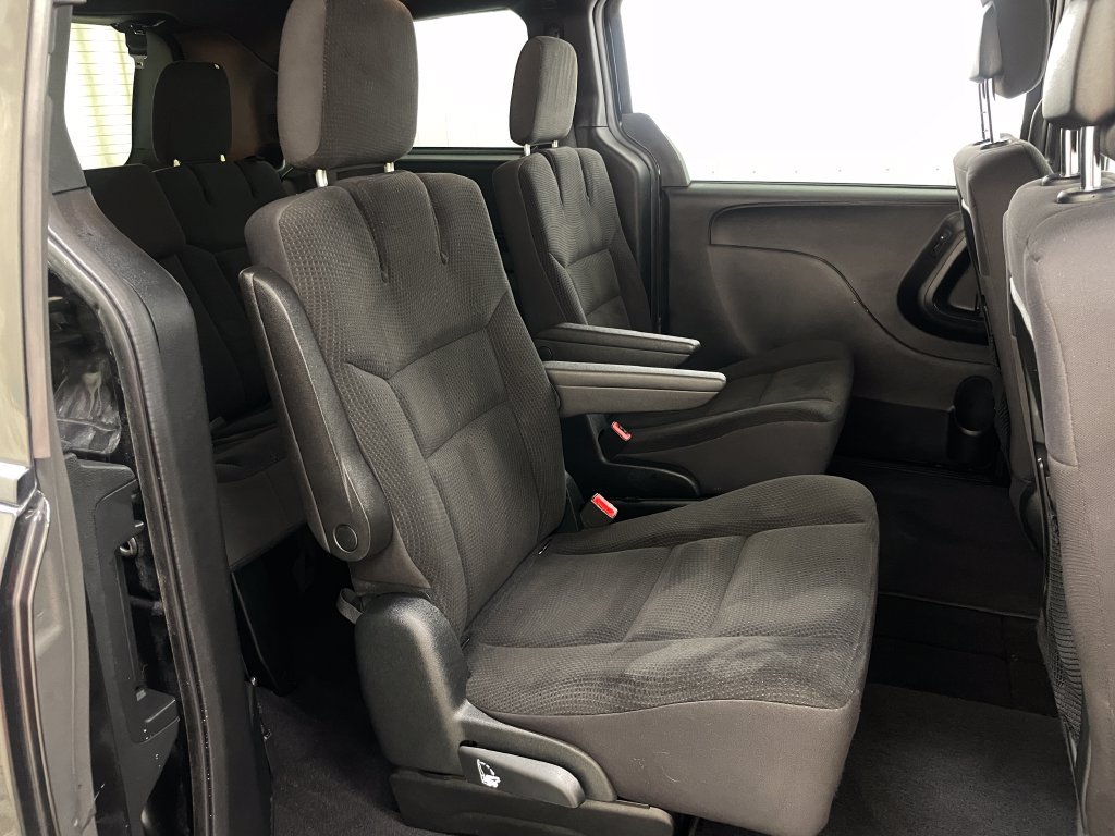 Used 2018 Dodge Grand Caravan SE FWD image 39