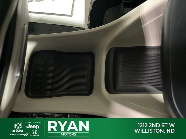 Used 2018 Chrysler Pacifica Touring-L FWD image 28