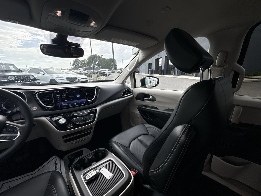 Used 2024 Chrysler Pacifica Touring-L FWD image 11