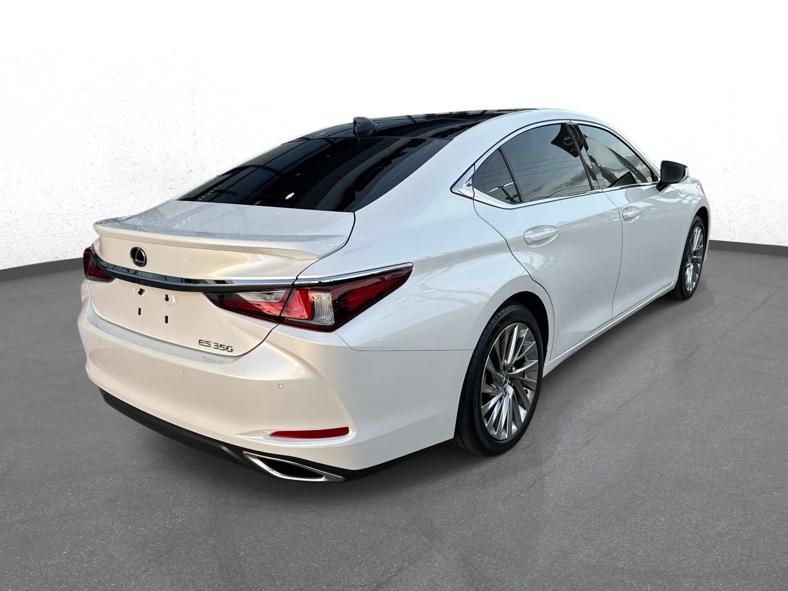 Certified 2022 Lexus ES 350 Ultra Luxury w/ Accessory Package FWD image 3