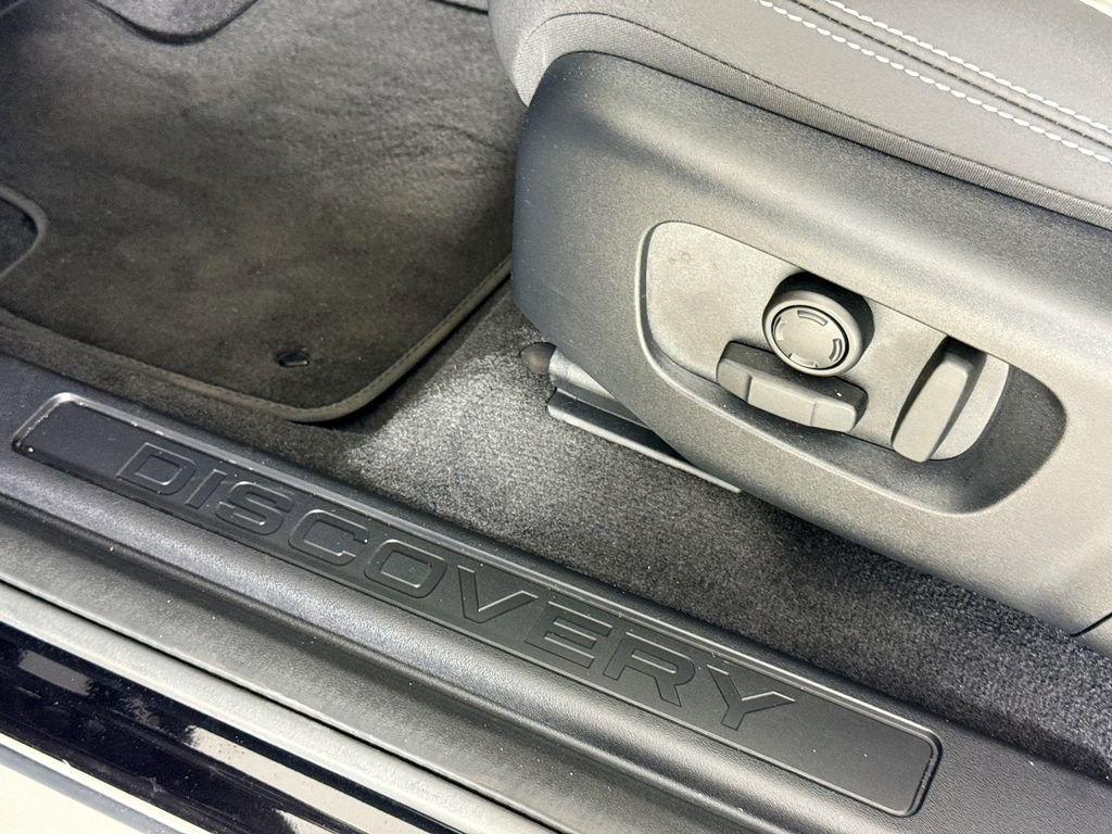 Used 2025 Land Rover Discovery Sport S image 18