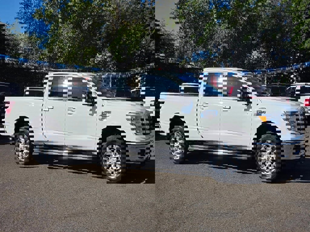 Used 2019 Nissan Titan SV w/ SV Convenience Package image 2