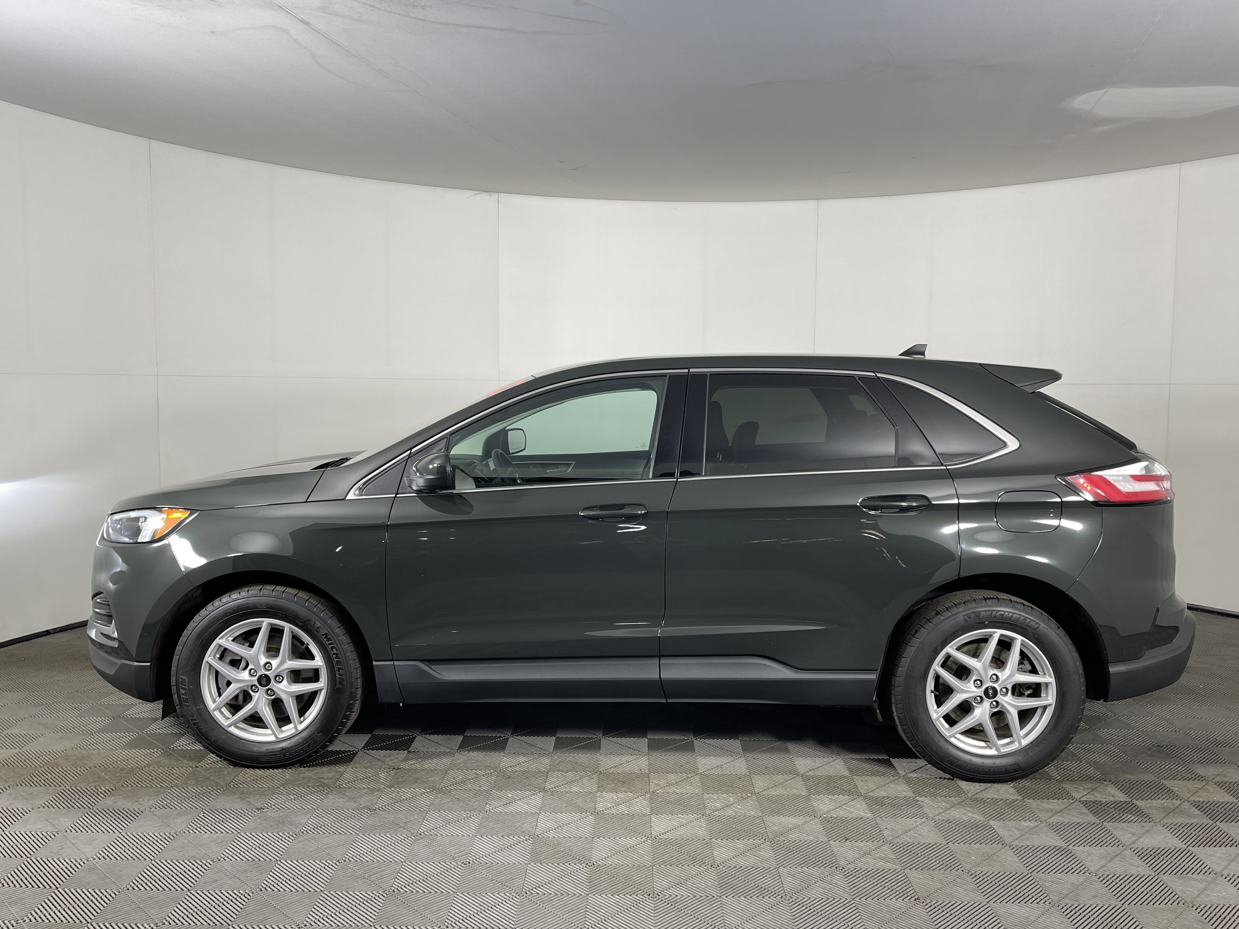 Used 2023 Ford Edge SEL w/ Convenience Package image 3