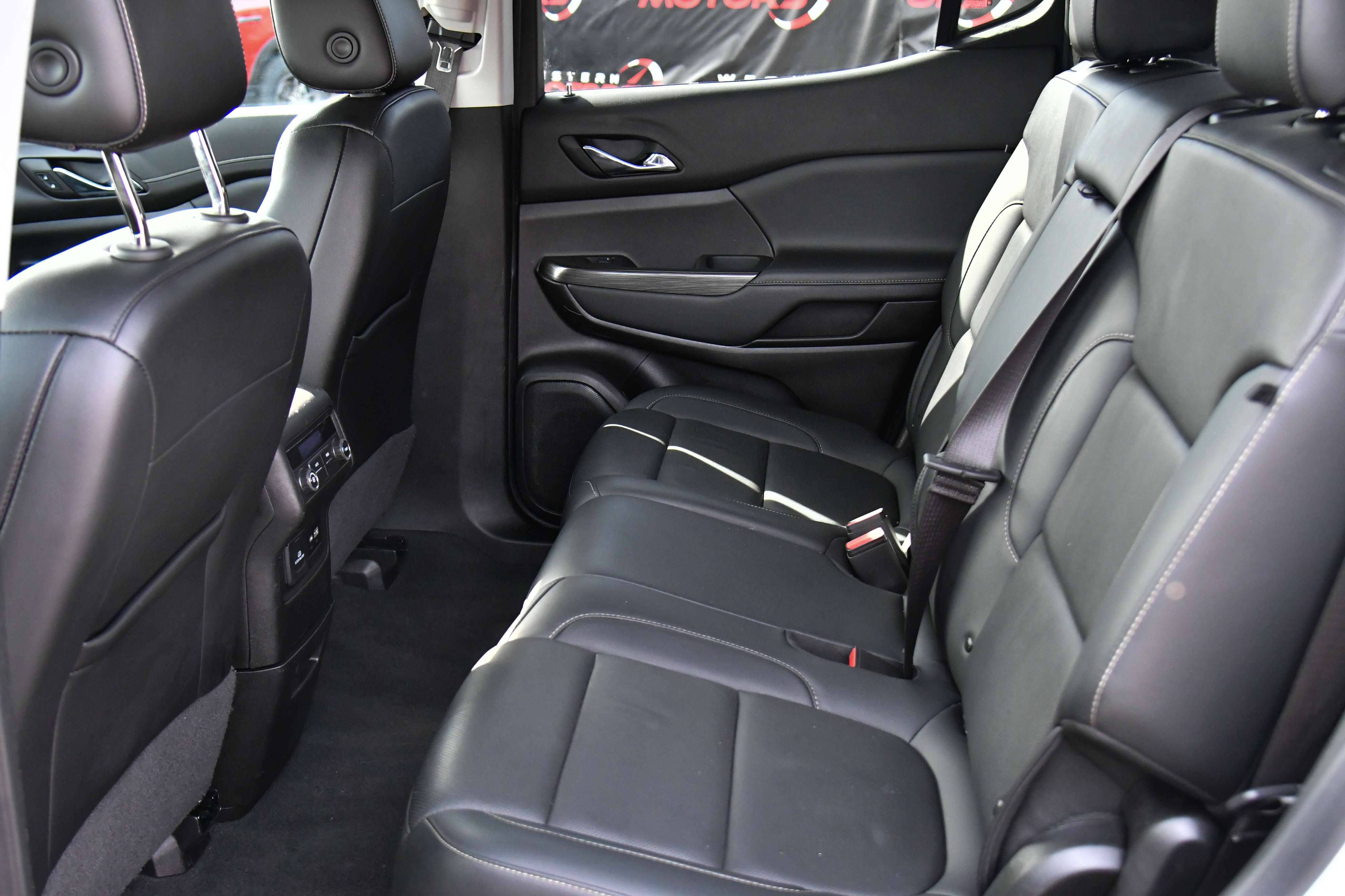 Used 2023 GMC Acadia SLT image 36