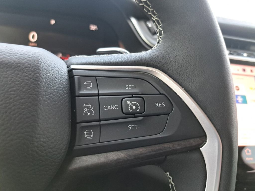 Used 2024 Jeep Grand Cherokee Limited image 12