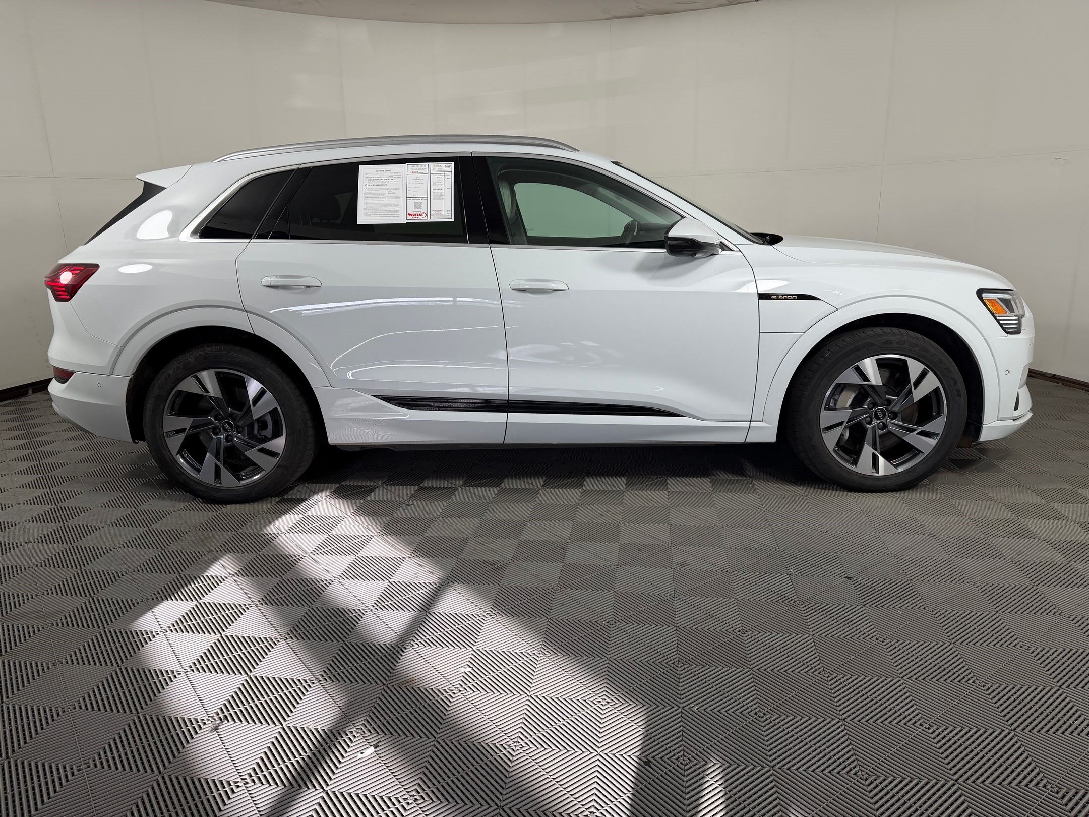 Certified 2023 Audi e-tron Premium Plus w/ Premium Plus Package AWD/4WD image 8